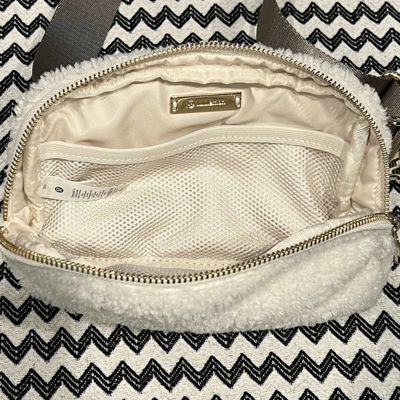 NWT OG GOLD hardware Light Ivory Sherpa OG Fleece Everywhere Belt Bag - Picture 9 of 11